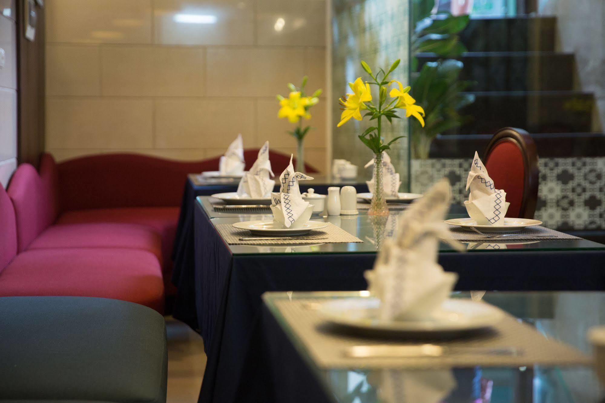 Khách sạn Serene Premier